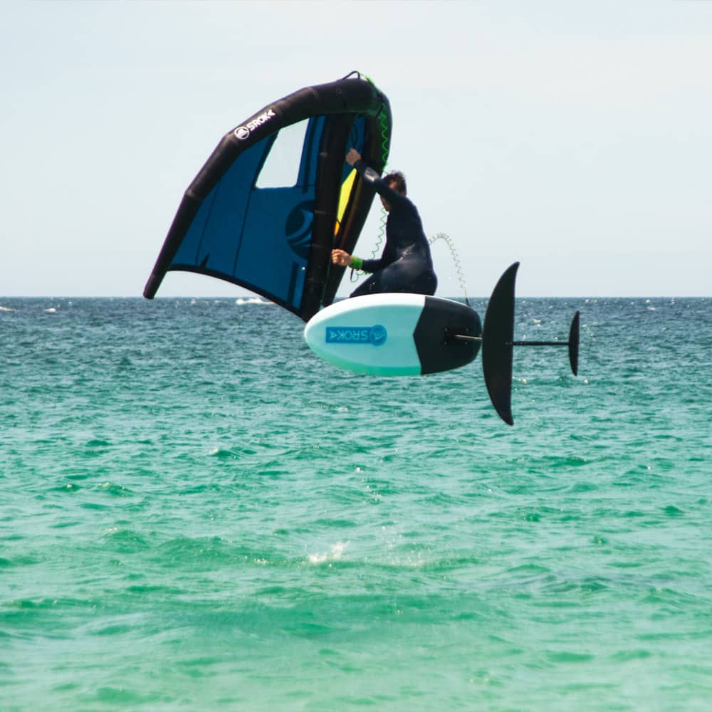 Pack Wing Foil 4'6 Fast Flyer SROKA. Gabriel Bachelet en Finistère nord, photo par Martin Letourneur