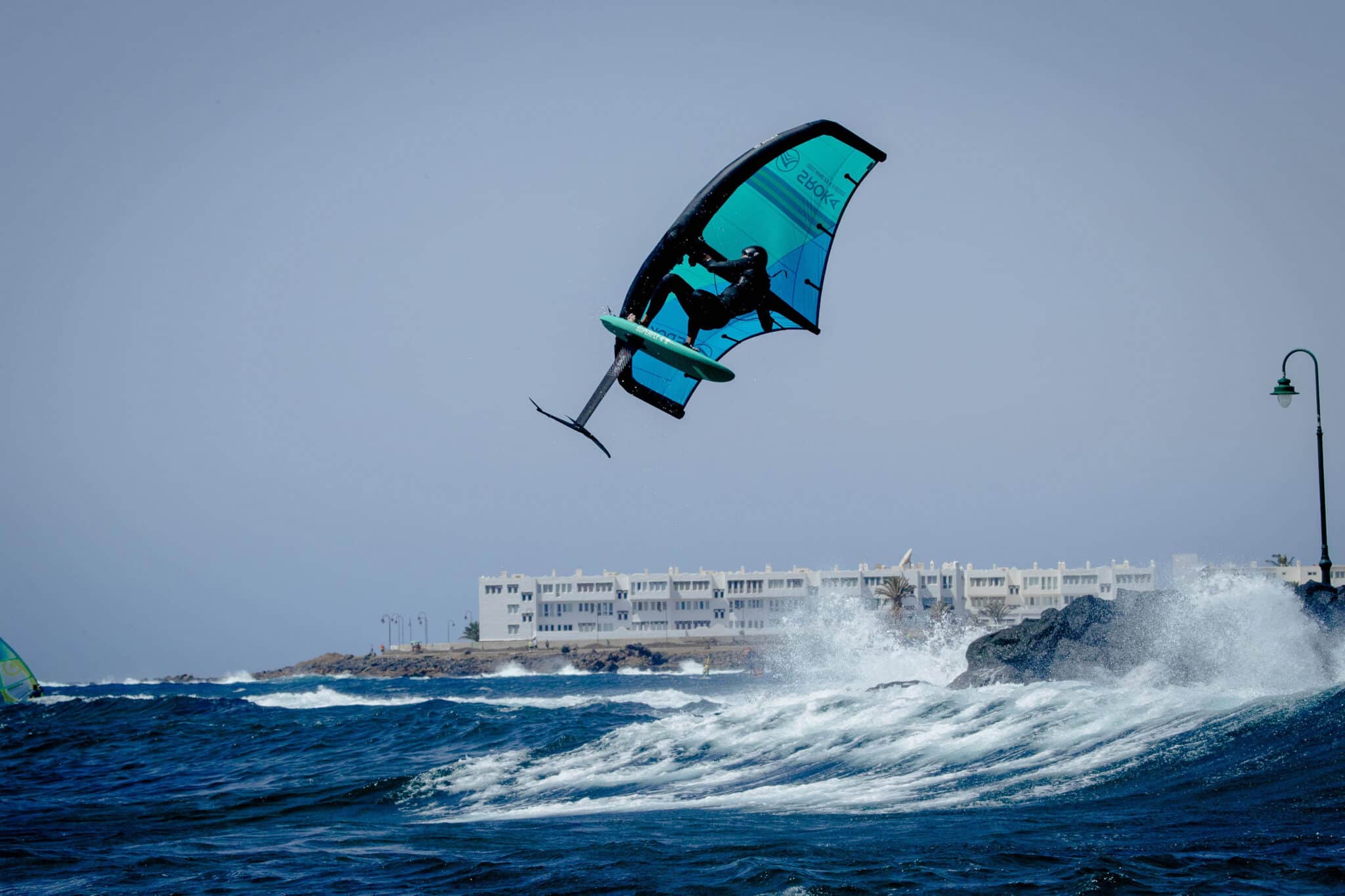 Quel équipement choisir pour gagner en performance en wing foil ?