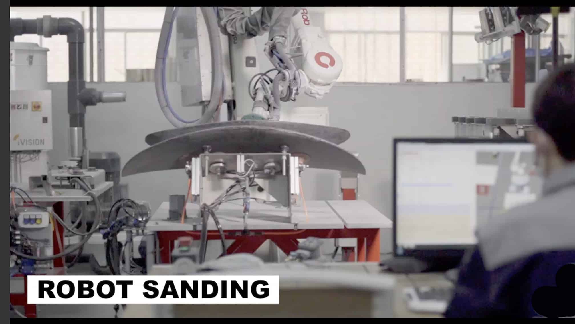 ponçage des ailes de wing à l'aide d'un robot