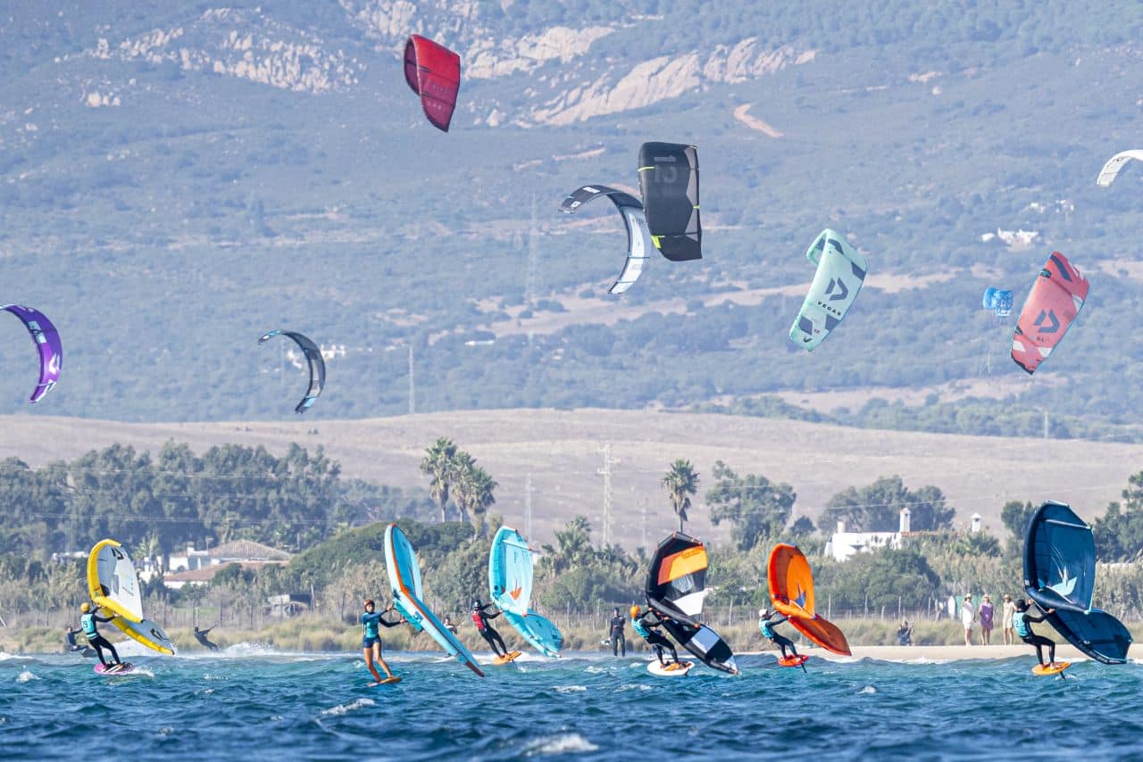 Wing foil ou kitesurf : quel sport de glisse choisir ?